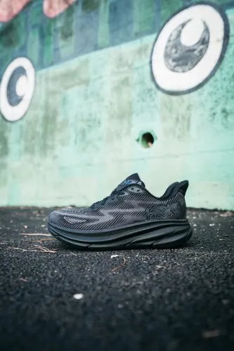 Hoka Clifton 9 Black / Black