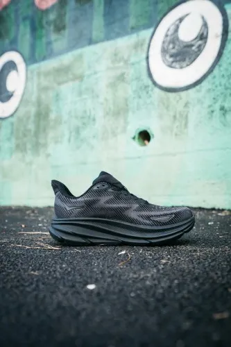 Hoka Clifton 9 Black / Black