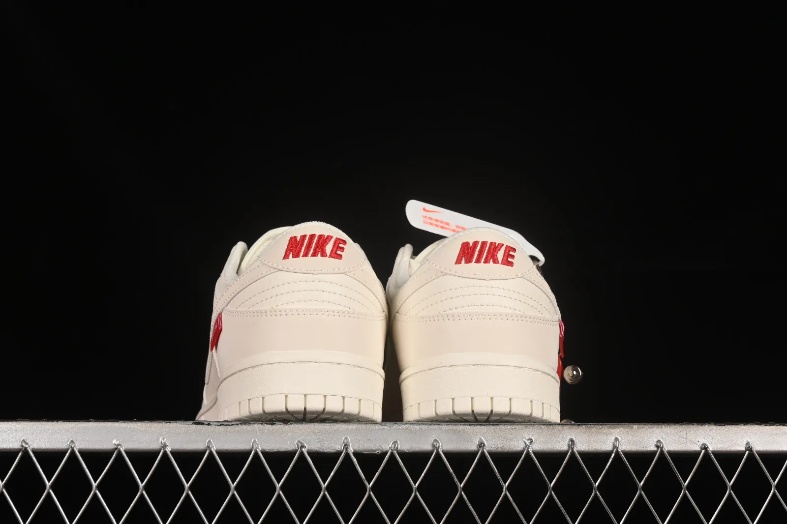 Supreme x Nike SB Dunk Low Off White Red FC1688-146