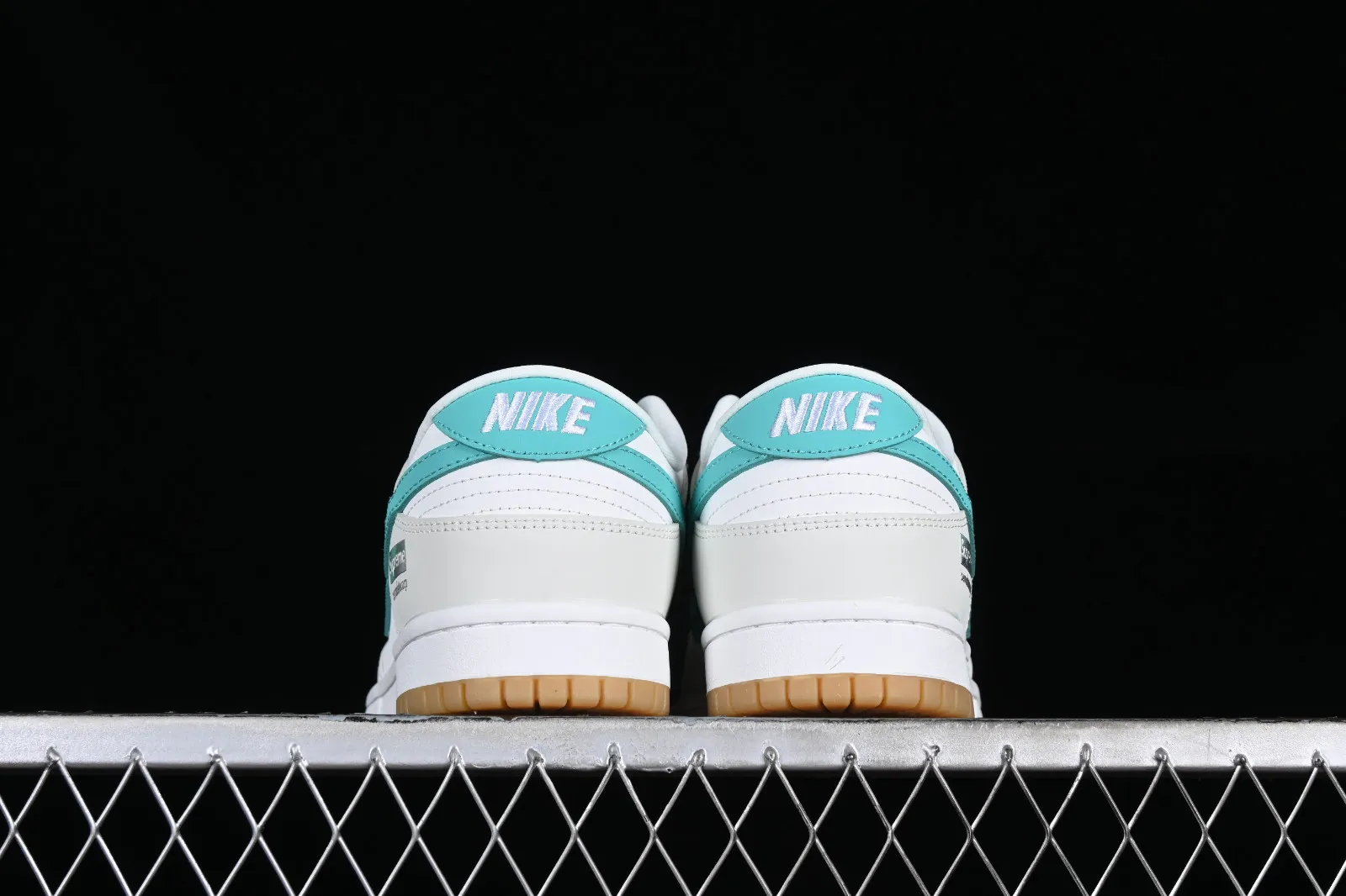 Supreme x Nike SB Dunk Low White Light Green Gum DD1391-118