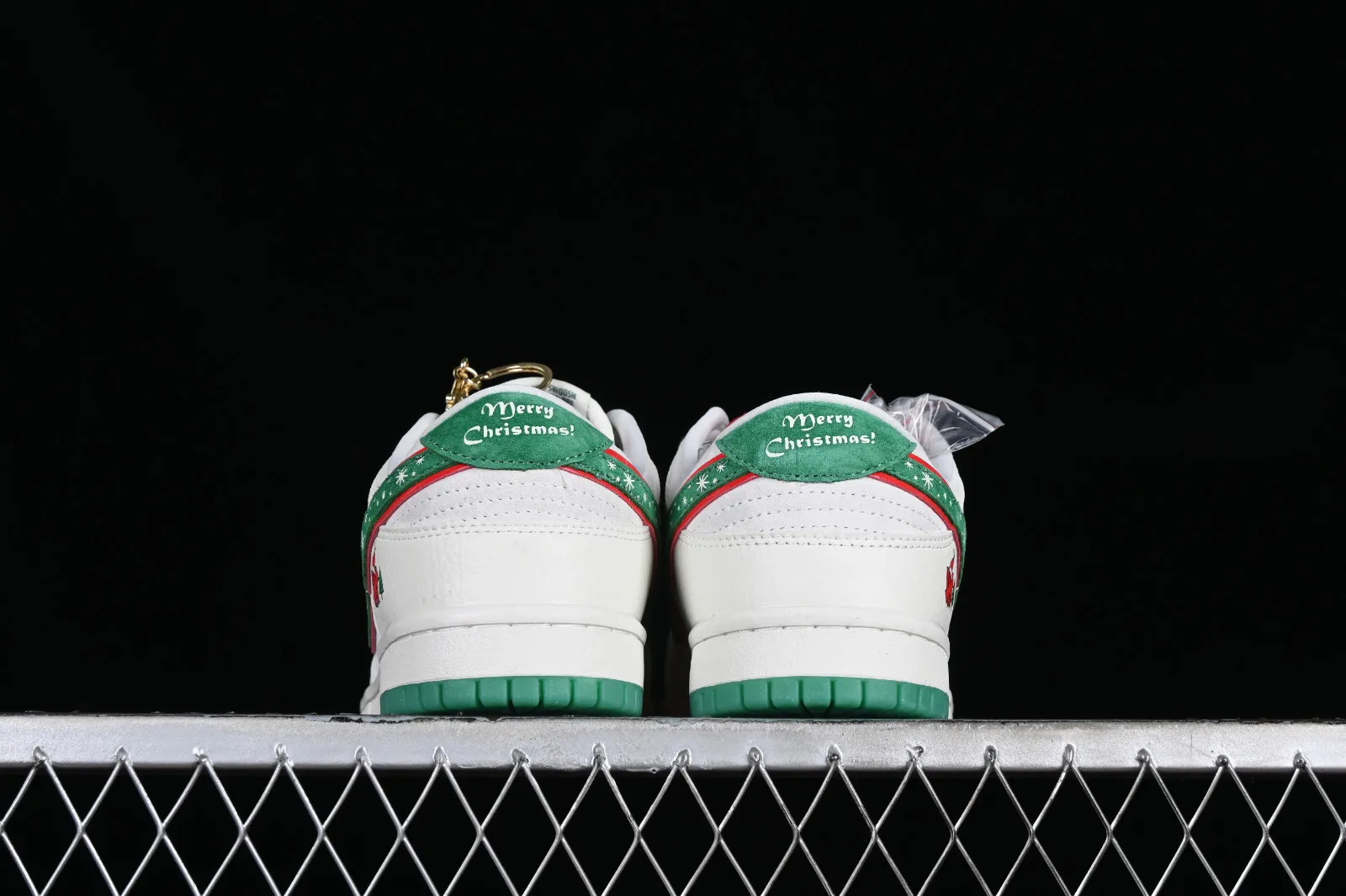 Undefeated x Nike SB Dunk Low Merry Christmas Red Green XB5181-318