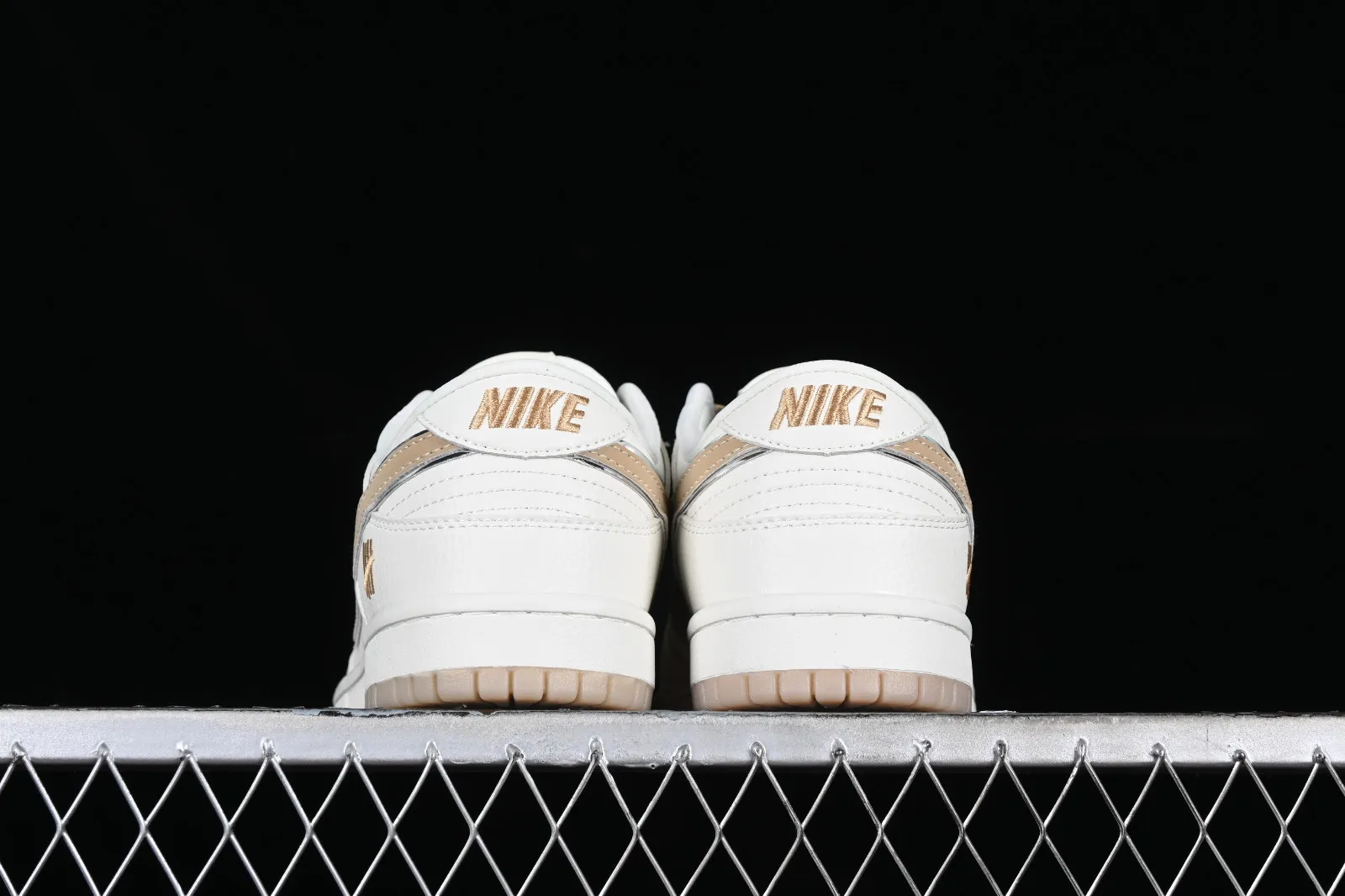 Undefeated x Nike SB Dunk Low Off White Kakhi XH0923-152